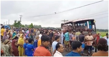 মানিকগঞ্জে বাস-ট্রাক মুখোমুখি সংঘর্ষে ৩ নারী পোশাক শ্রমিক নিহত

