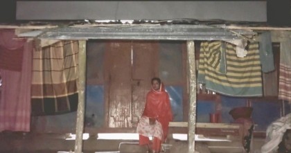 বাউফলে গয়না নিয়ে পালালো প্রেমিক, বিয়ের দাবিতে প্রেমিকের বাড়িতে অনশন প্রেমিকার