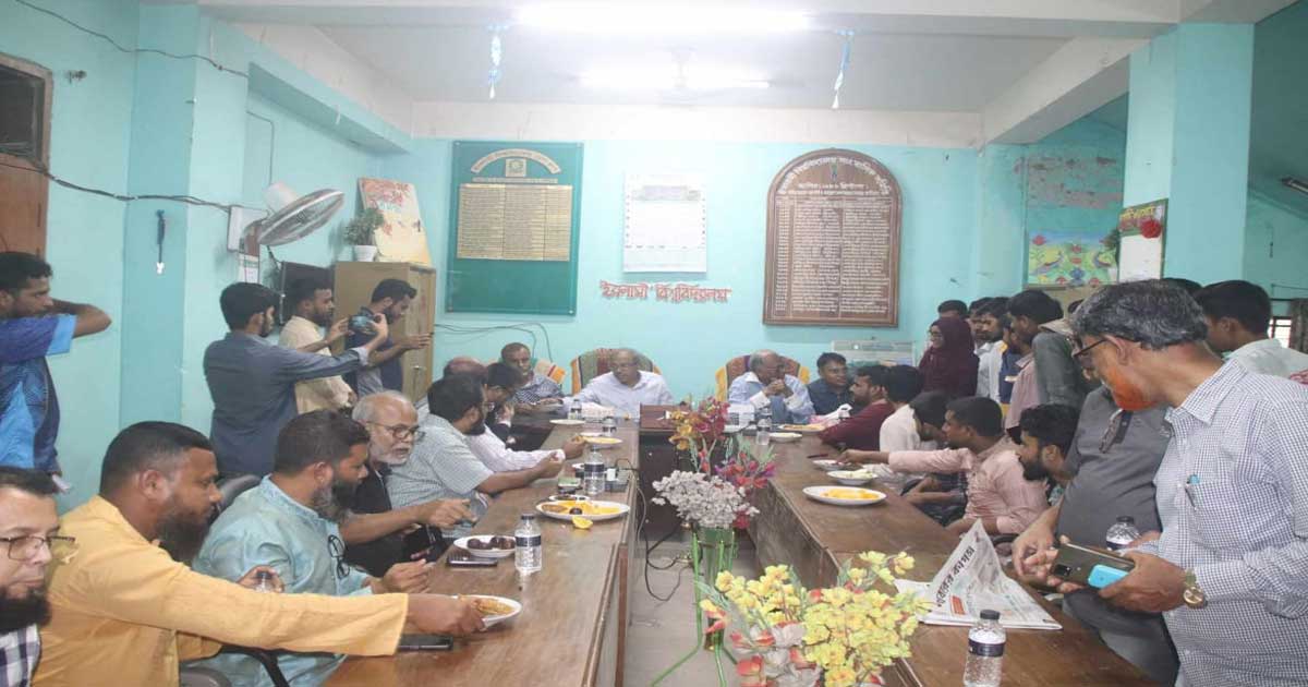 ইবি সাংবাদিক সমিতি ও প্রেসক্লাবের সঙ্গে সাংবাদিক মাহমুদুর রহমানের মতবিনিময়