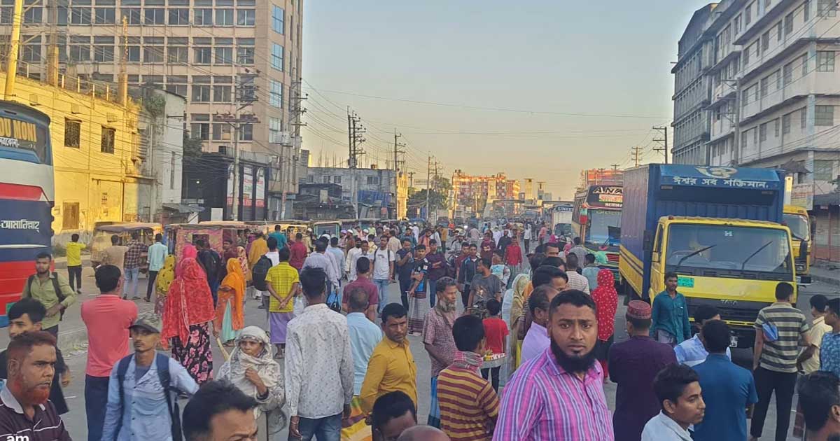 টানা তৃতীয় দিনের মতো গাজীপুরের ঢাকা-ময়মনসিংহ মহাসড়কে চলছে শ্রমিকদের অবরোধ