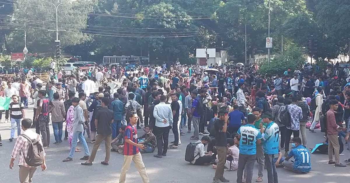 তিন দফা দাবিতে শিক্ষা মন্ত্রণালয় মোড়ে অবস্থান করছেন জবি শিক্ষার্থীদের