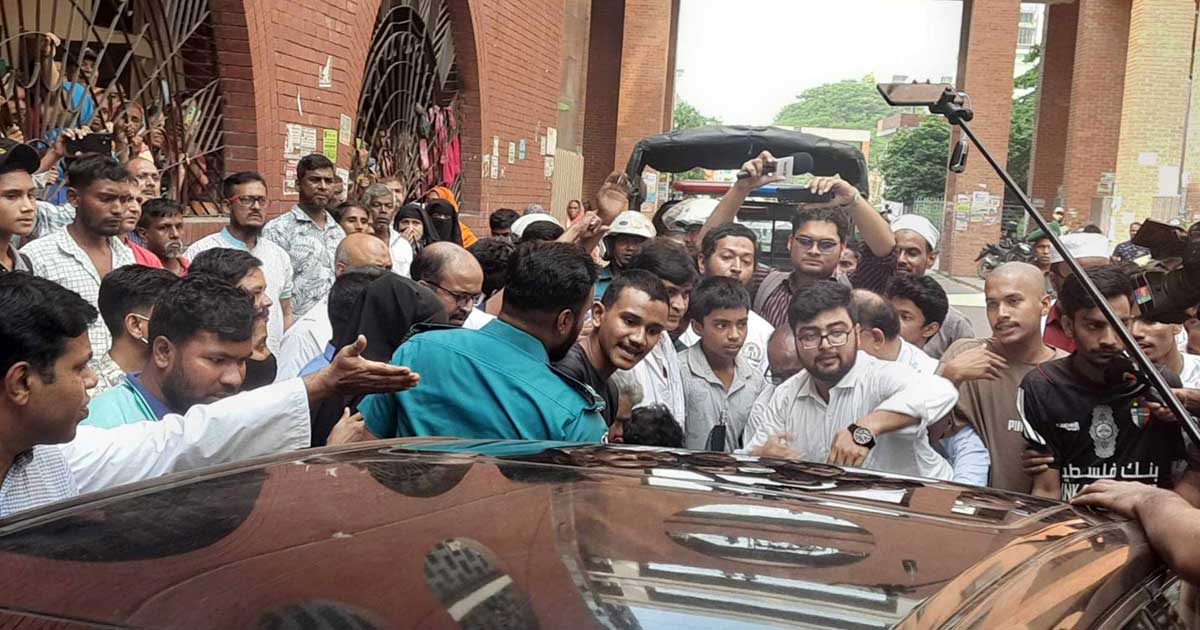 গণঅভ্যুত্থানে আহতদের তোপের মুখে স্বাস্থ্য উপদেষ্টা