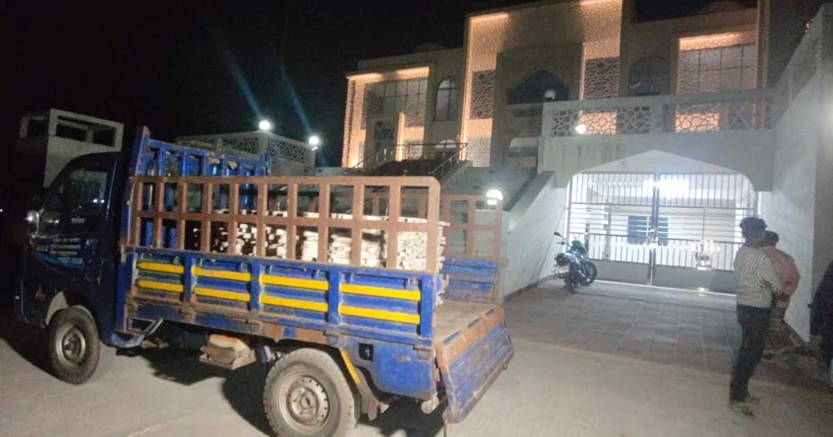 মডেল মসজিদের মালামাল চুরির সময় গাড়িসহ আটক ৪