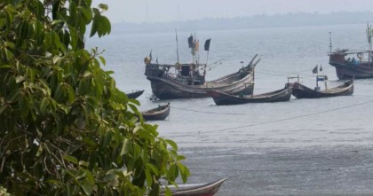 দুই ট্রলারসহ ৬ বাংলাদেশিকে ধরে নিয়ে গেছে আরকান আর্মি