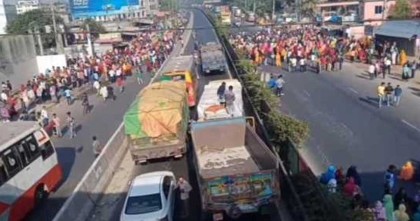 চন্দ্রায় গার্মেন্টস শ্রমিকদের ঢাকা-টাঙ্গাইল মহাসড়ক অবরোধ