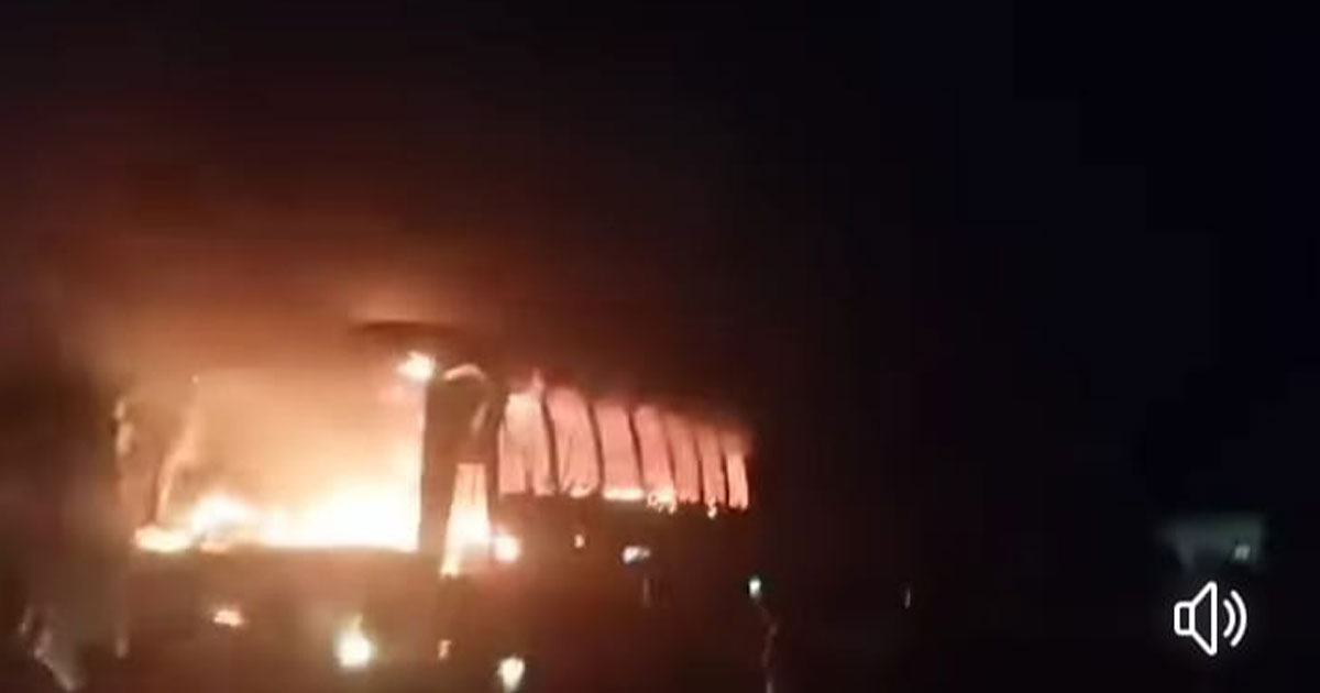 খুলনায় গভীর রাতে বাসে আগুন নিহত ১