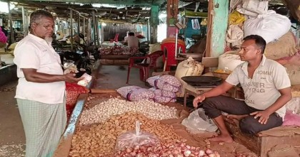 হিলিতে কমতে শুরু করেছে আলু-পেঁয়াজের দাম
