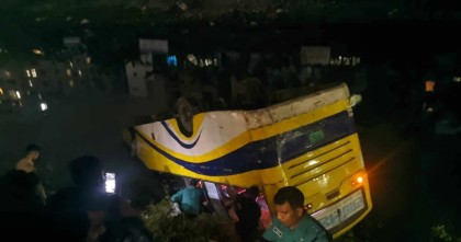বনশ্রীতে বাস উল্টে খালে পড়েছে