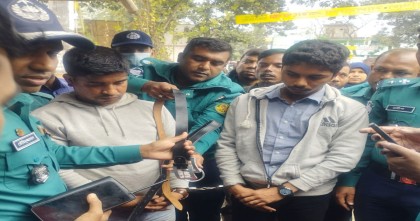 খুলনায় স্বর্ণের বকলেস বানিয়ে বেল্টের মাধ্যমে ৫০ ভরি স্বর্ণ পাচারকালে আটক ২