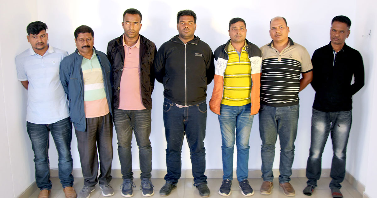 সিরাজগঞ্জে পুলিশ পরিচয়ে ডাকাতির প্রস্তুতি: মাইক্রোবাসসহ আটক ৭