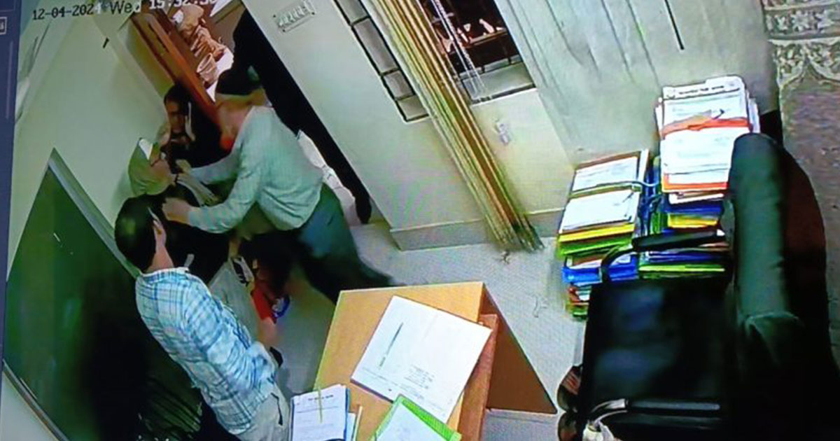 রাজশাহীতে অধ্যক্ষকে মারলেন সহকারী অধ্যাপক: অধ্যক্ষ দাবীদার দুজনই