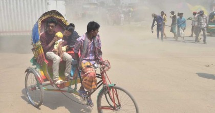 আজ বায়ু দূষণের তালিকায় শীর্ষে ঢাকা