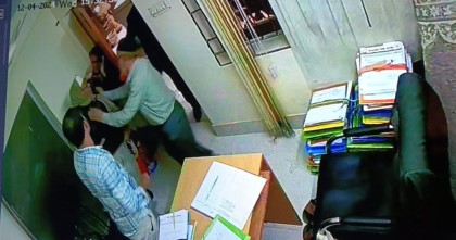 রাজশাহীতে অধ্যক্ষকে মারলেন সহকারী অধ্যাপক: অধ্যক্ষ দাবীদার দুজনই