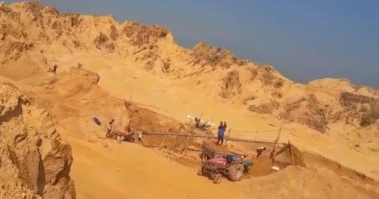 ধ্বংস হচ্ছে শাহ আরেফিন(রহ.) মাজার, প্রশাসনের নিস্ক্রিয় ভূমিকা