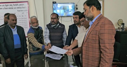 চুয়াডাঙ্গায় বীজের দাম বৃদ্ধি ও বকেয়া পরিশোধের দাবিতে বিএডিসিতে চাষীদের স্মারকলিপি