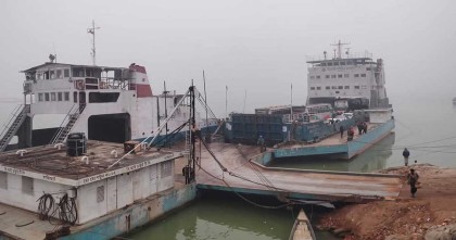 ঘন কুয়াশায় পাটুরিয়া-দৌলতদিয়া নৌরুটে মধ্যরাত থেকে ফেরি চলাচল বন্ধ