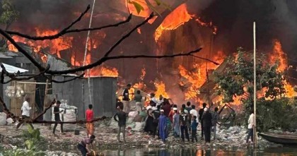  কড়াইল বস্তিতে ভয়াবহ আগুন, নিয়ন্ত্রণে কাজ করছে ফায়ার সার্ভিস