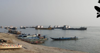 হরিরামপুরে পদ্মায় নাব্যতা সংকটে ২০টি পন্যবাহী কোস্টার জাহাজ আটকা