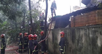 রাজধানীর বনানীর বস্তিতে লাগা আগুন নিয়ন্ত্রণে