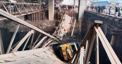টঙ্গীতে তুরাগ নদীর বেইলি ব্রিজ ভেঙে ট্রাক নদীতে, বিকল্প পথ ব্যবহারের অনুরোধ
