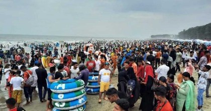 খালি নেই রুম, লাগেজ হাতে নিয়ে সৈকতে ও শহরে ঘুরছে পর্যটকরা