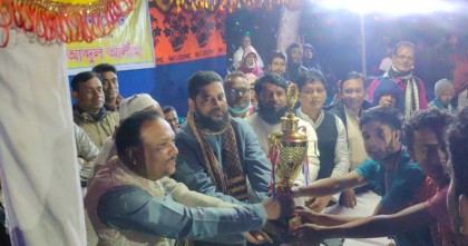 মানিকগঞ্জের হরিরামপুরে ব্যাটমিন্টন ফাইনালের পুরস্কার বিতরণ