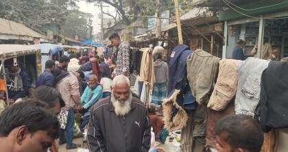 মানিকগঞ্জের হরিরামপুরে পুরাতন কাপড়ের দোকানে ক্রেতাদের ভিড়