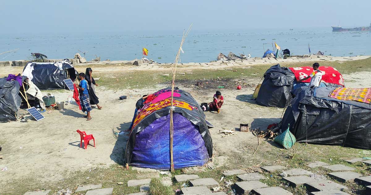 খোলা আকাশের নিচেই বেঁদে সম্প্রদায়ের বেঁচে থাকার লড়াই
