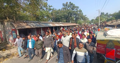 চুয়াডাঙ্গায় কলেজ অধ্যক্ষ লাঞ্ছিত: প্রতিবাদে শিক্ষার্থীদের অবস্থান ও সড়ক অবরোধ