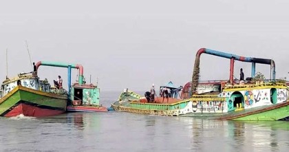 মানিকগঞ্জের শিবালয়ের যমুনা নদীতে অবৈধভাবে বালু উত্তোলন, হুমকির মুখে বৈদ্যুতিক টাওয়ার
