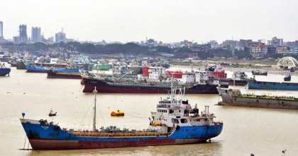 লাগাতার কর্মবিরতিতে পণ্যবাহী নৌযান শ্রমিকেরা