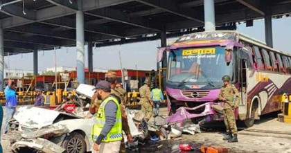 ঢাকা-মাওয়া এক্সপ্রেসওয়ের টোল প্লাজায় বাসের ধাক্কায় নিহত ৫