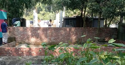 সিরাজগঞ্জে দুর্বিষহ জীবন, রাস্তা বন্ধ করে প্রতিবেশীর ঘর নির্মাণ