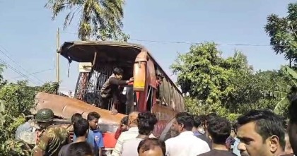 বরিশালে দুই বাস ও লরির ত্রিমূখী সংঘর্ষে কমপক্ষে ২০জন আহত