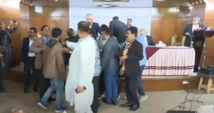 আমিরাত ফেরত প্রবাসীদের তোপের মুখে আসিফ নজরুল