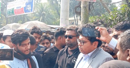 রায়পুরের বদলি ইউএনও-কে দায়িত্বে ফেরাতে  লক্ষ্মীপুরে সড়ক অবরোধ