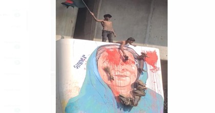 শেখ হাসিনার গ্রাফিতিতে আবারও গণজুতা নিক্ষেপ