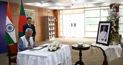 ভারতীয় হাইকমিশনে মনমোহন সিংয়ের প্রতিকৃতিতে প্রধান উপদেষ্টার শ্রদ্ধা
