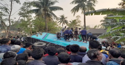 সুন্দরবন কুরিয়ারের গাড়ি চাপায় ভ্যানের ২ যাত্রী নিহত