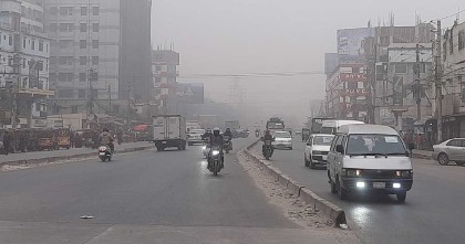 ঘন কুয়াশায় ঢাকা পড়েছে রাজধানী 