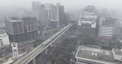 রাজধানীতে বৃষ্টির মতো ঝরছে কুয়াশা, শীতে বিপর্যস্ত জনজীবন