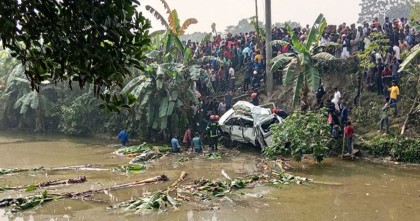ফরিদপুরে ট্রেনের সঙ্গে মাইক্রোবাসের সংঘর্ষে নিহত ৫