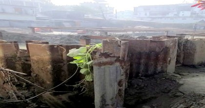 অনিয়ন্ত্রিত পাইলিং, ভেঙেছে দোকান-রাস্তাঘাট