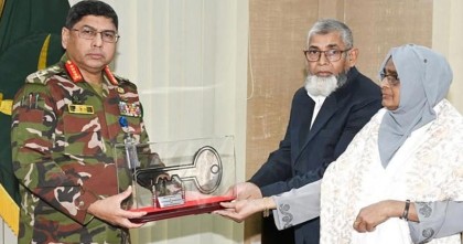 লেফটেন্যান্ট তানজিমের বাবা-মায়ের হাতে ফ্ল্যাটের চাবি হস্তান্তর
