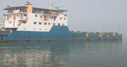 ঘন কুয়াশায় চার ঘন্টা বন্ধের পর পাটুরিয়া রুটে ফেরি চলাচল শুরু