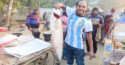 মানিকগঞ্জে পদ্মায় বরশিতে ধরা 
পড়লো ৯ কেজি ওজনের বোয়াল, ১২ হাজার টাকায় বিক্রি