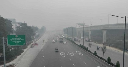 কুয়াশার চাদরে মোড়ানো রাজধানী ঢাকা
