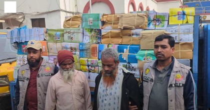 বিনামূল্যে বিতরণের বই খোলা বাজারে বিক্রির অভিযোগে দুজন গ্রেপ্তার