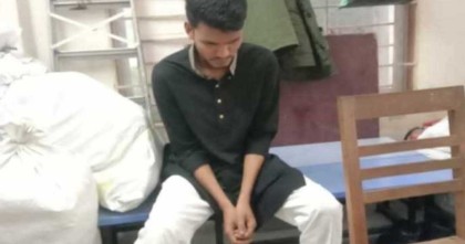 নিরাপত্তা কক্ষ ভাঙচুর করে ছাত্রলীগ কর্মীকে ছাড়িয়ে নিলো সহপাঠীরা