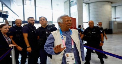 সুইজারল্যান্ড থেকে ঢাকার পথে প্রধান উপদেষ্টা